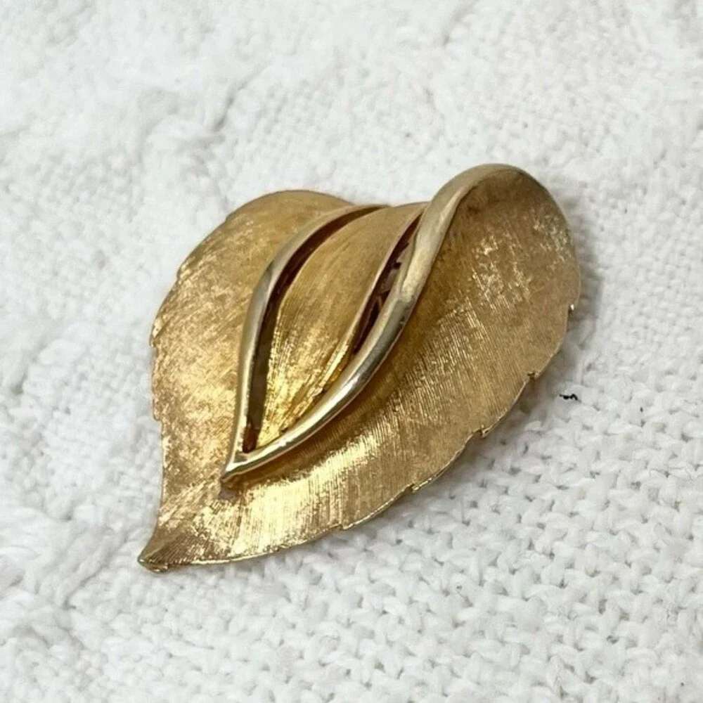 90s Vintage Jonette Jewelry Brooch Brushed Gold Tone Large Leaf Pin